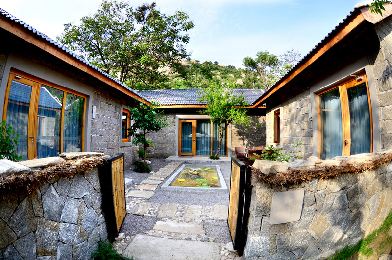 蓟县有个悠然山庄农家院,田园建筑风格,在青山绿水中也太美了吧